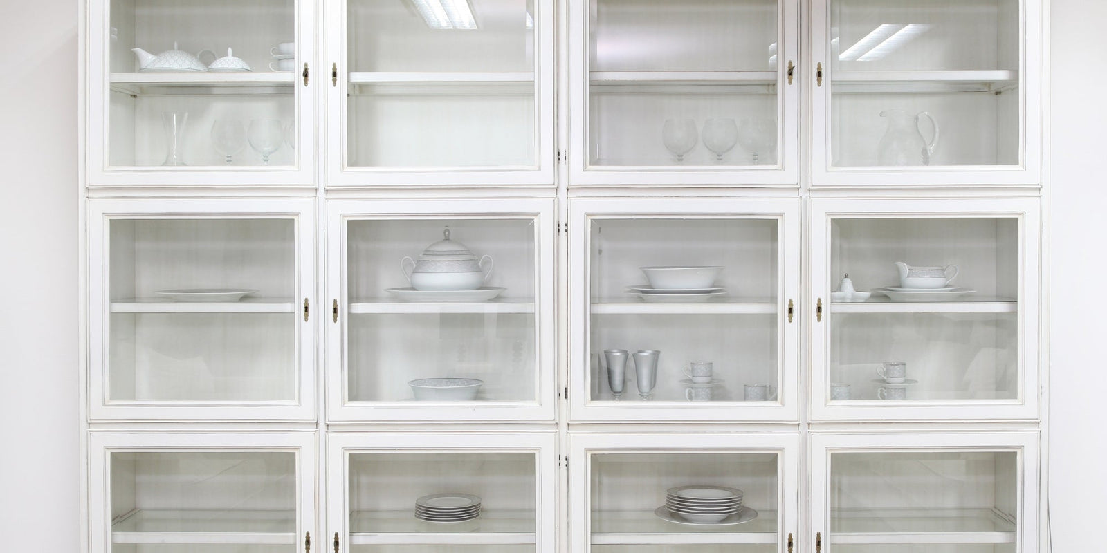 A Guide to a Modern Corner Curio Cabinet