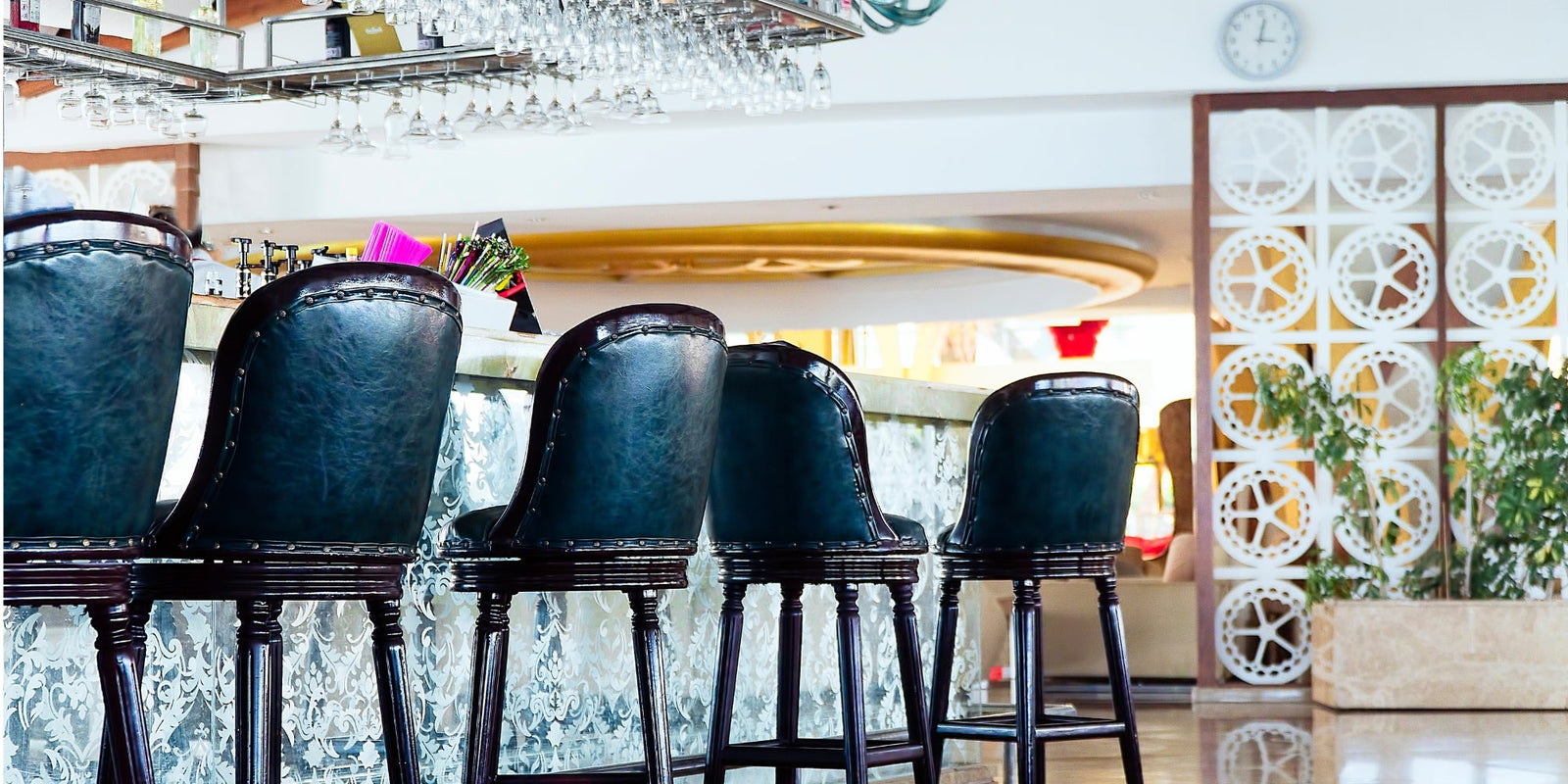 Upholstered vs. Non-Upholstered Bar Stools: Which One’s Right for You
